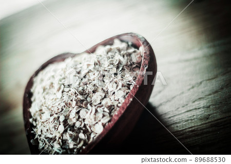 closeup.oat flakes in a wooden plate on the table 89688530