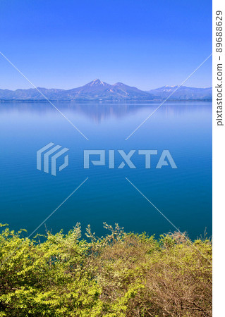 豬苗代湖和萬代山(福島縣郡山市港南町) 豬苗代湖和萬代山(福島縣郡山市港南町) 89688629