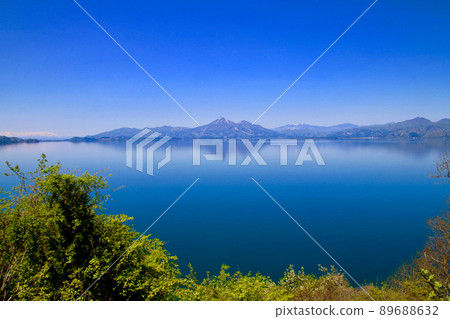 豬苗代湖和萬代山（福島縣郡山市港南町） 89688632