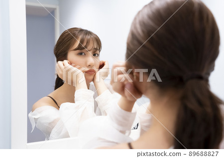 Portrait of a woman in the mirror Portrait of a woman in the mirror 89688827