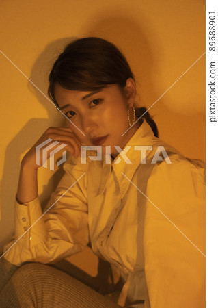 Warm light, fashionable, cool woman Warm light, fashionable, cool woman 89688901