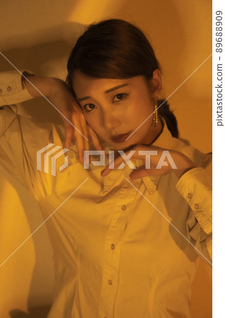 Warm light, fashionable, cool woman Warm light, fashionable, cool woman 89688909