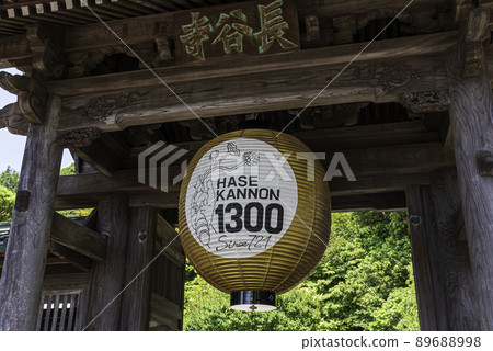 Golden lanterns at the mountain gate of Hasedera, Kamakura 89688998