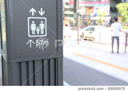Elevator information display at the entrance of a subway station (Korea) Elevator information display at the entrance of a subway station (Korea) 89689979