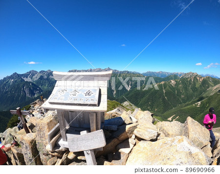 從長野縣北阿爾卑斯山的中能山頂眺望八里穗高山脈 89690966
