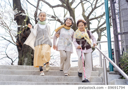 高級女人下樓梯 89691794