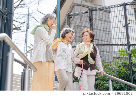 高級女人下樓梯 89691802