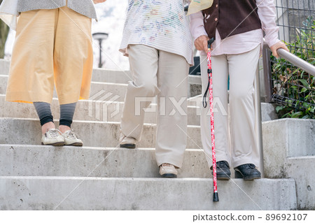 走下樓梯的資深婦女 89692107