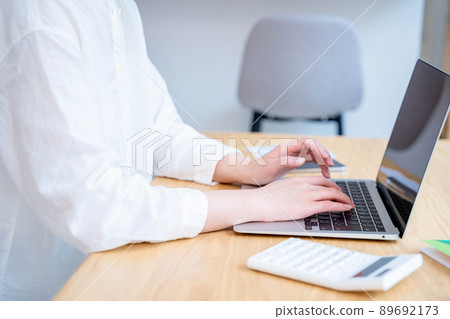 Young woman living lifestyle personal computer 89692173