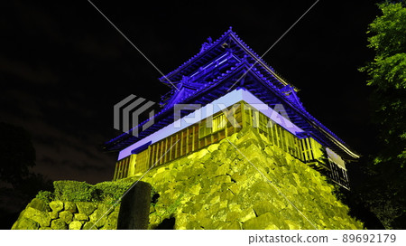 以烏克蘭國旗的顏色照亮的丸岡城堡城堡塔,以抗議俄羅斯入侵烏克蘭 以烏克蘭國旗的顏色照亮的丸岡城堡城堡塔,以抗議俄羅斯入侵烏克蘭 89692179