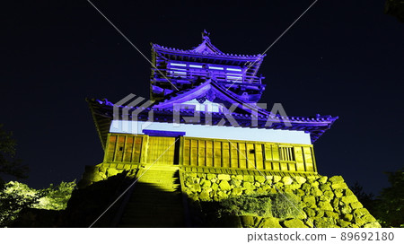 以烏克蘭國旗的顏色照亮的丸岡城堡城堡塔,以抗議俄羅斯入侵烏克蘭 以烏克蘭國旗的顏色照亮的丸岡城堡城堡塔,以抗議俄羅斯入侵烏克蘭 89692180