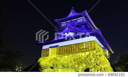 以烏克蘭國旗的顏色照亮的丸岡城堡城堡塔,以抗議俄羅斯入侵烏克蘭 以烏克蘭國旗的顏色照亮的丸岡城堡城堡塔,以抗議俄羅斯入侵烏克蘭 89692181