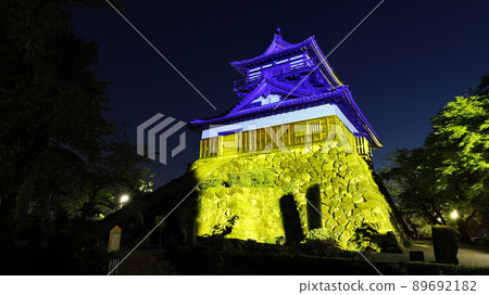 以烏克蘭國旗的顏色照亮的丸岡城堡城堡塔,以抗議俄羅斯入侵烏克蘭 以烏克蘭國旗的顏色照亮的丸岡城堡城堡塔,以抗議俄羅斯入侵烏克蘭 89692182
