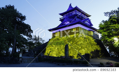 以烏克蘭國旗的顏色照亮的丸岡城堡城堡塔,以抗議俄羅斯入侵烏克蘭 以烏克蘭國旗的顏色照亮的丸岡城堡城堡塔,以抗議俄羅斯入侵烏克蘭 89692183