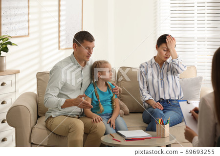 Family on appointment with child psychotherapist indoors Family on appointment with child psychotherapist indoors 89693255