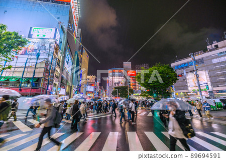 Japan's Tokyo cityscape BA.4 and BA.5 confirmed for the first time in domestic quarantine. Rainy Shinjuku station square and MOA 2nd Avenue entrance = 12th Japan's Tokyo cityscape BA.4 and BA.5 confirmed for the first time in domestic quarantine. Rainy Shinjuku station square and MOA 2nd Avenue entrance = 12th 89694591