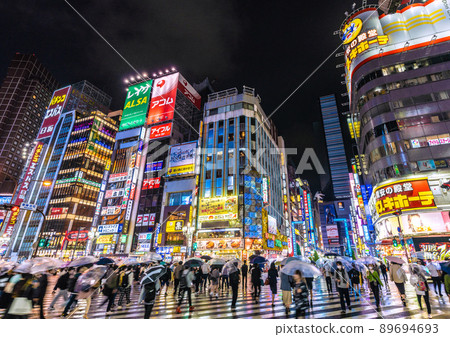 Japan's Tokyo cityscape BA.4 and BA.5 confirmed for the first time in domestic quarantine. Many people in Kabukicho on a rainy night = May 12 89694693