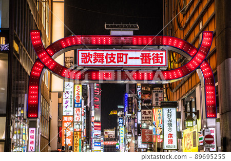 Tokyo cityscape of Japan Kabukicho that glitters in the rain. BA.4 and BA.5 confirmed for the first time in domestic quarantine ... = May 12 Tokyo cityscape of Japan Kabukicho that glitters in the rain. BA.4 and BA.5 confirmed for the first time in domestic quarantine ... = May 12 89695255