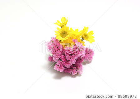 Bouquet of statice and chrysanthemum Bouquet of statice and chrysanthemum 89695978