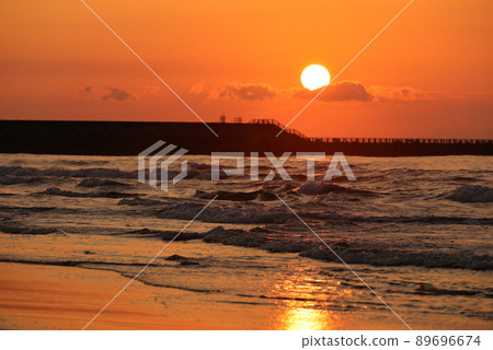 從石川縣內灘海岸看到的海上日落 從石川縣內灘海岸看到的海上日落 89696674