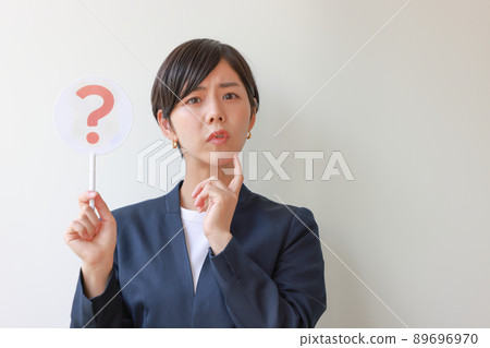一個臉色難看的女人拿著一個 Hatena 盤子 1 一個臉色難看的女人拿著一個 Hatena 盤子 1 89696970