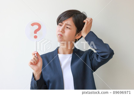一個女人拿著一個 Hatena 盤子,把手放在頭上 1 一個女人拿著一個 Hatena 盤子,把手放在頭上 1 89696971