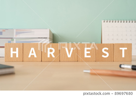 Harvest / Harvest 的形象 | 桌子上有寫有“HARVEST”的積木 Harvest / Harvest 的形象 | 桌子上有寫有“HARVEST”的積木 89697680