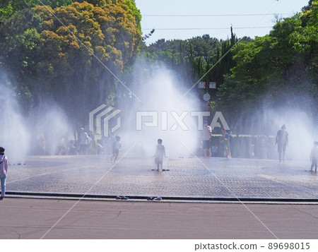 Fountain plaza in the park 89698015