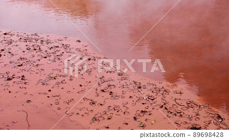 大分縣別府市的溫泉,地獄之旅的血池地獄的水面 大分縣別府市的溫泉,地獄之旅的血池地獄的水面 89698428