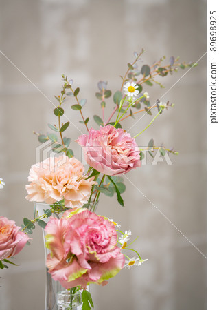 暖色餐桌花、玫瑰、洋桔梗、康乃馨和母菊 暖色餐桌花、玫瑰、洋桔梗、康乃馨和母菊 89698925