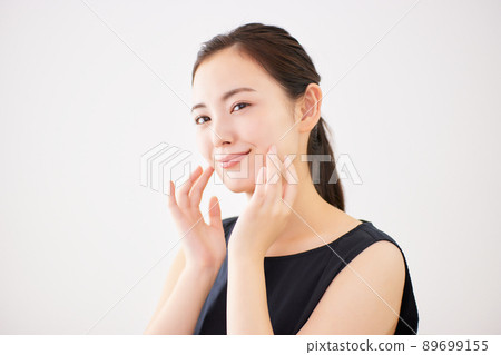 Image of whitening women in their 20s 89699155