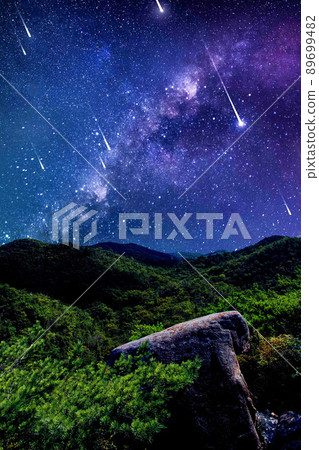 Shooting star and starry sky | Vertical composition 89699482