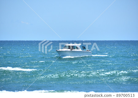 深藍色的大海、天空和汽船 89700513