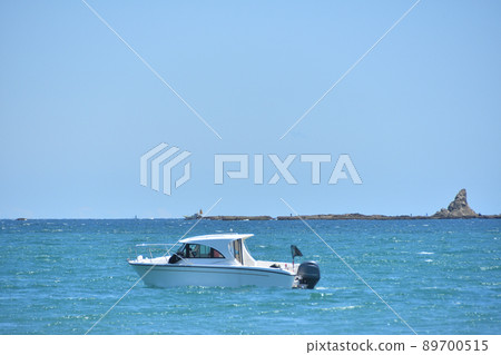 深藍色的大海、天空和汽船 89700515