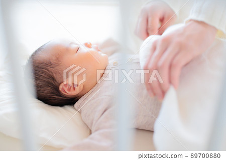 Mom to put the baby to sleep 89700880