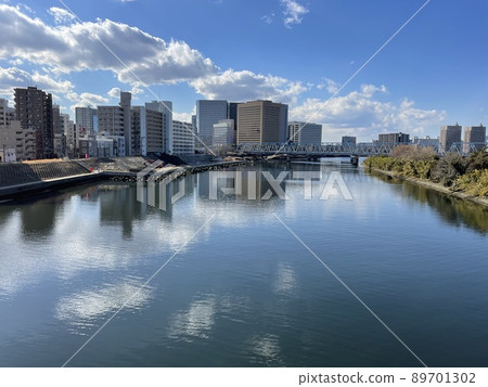 從多摩川上的六鄉橋看川崎建築 從多摩川上的六鄉橋看川崎建築 89701302