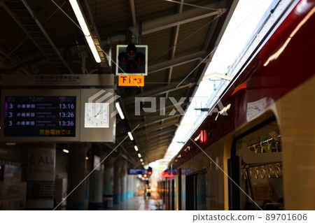 在車站停靠的火車 在車站停靠的火車 89701606