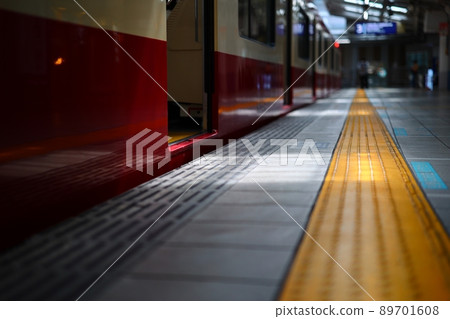 令人印象深刻的車站的盲文塊 令人印象深刻的車站的盲文塊 89701608