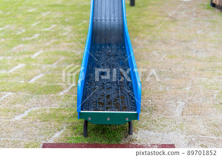 戶外玩具和長凳被雨淋濕 戶外玩具和長凳被雨淋濕 89701852