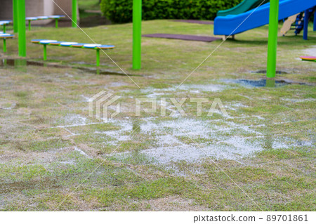 戶外玩具和長凳被雨淋濕 戶外玩具和長凳被雨淋濕 89701861