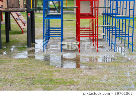 戶外玩具和長凳被雨淋濕 戶外玩具和長凳被雨淋濕 89701862