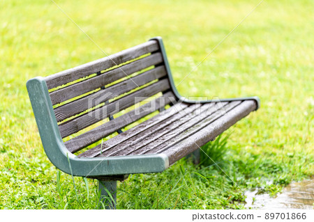 戶外玩具和長凳被雨淋濕 89701866