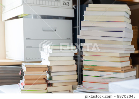 堆疊的書籍,閱讀,移動,整理 堆疊的書籍,閱讀,移動,整理 89702043