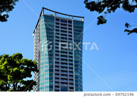 Scenery of Park Court Shibuya seen from the zelkova tree-lined road 89702196