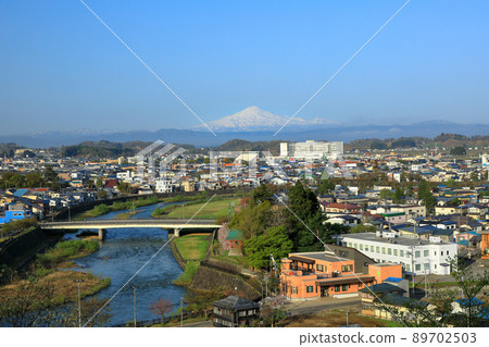 Scenery of a town with mountains and rivers (Janosaki Bridge and Mt. Chokai) Yokote City, Akita Prefecture Scenery of a town with mountains and rivers (Janosaki Bridge and Mt. Chokai) Yokote City, Akita Prefecture 89702503
