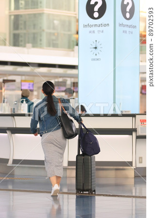 Haneda Airport Departure Lobby Tourists Haneda Airport Departure Lobby Tourists 89702593