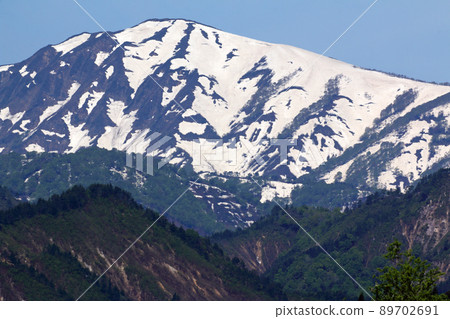 Tadami Town, Fukushima Prefecture, taking a picture of Mt. Asakusa with the remaining snow with a telephoto lens Tadami Town, Fukushima Prefecture, taking a picture of Mt. Asakusa with the remaining snow with a telephoto lens 89702691