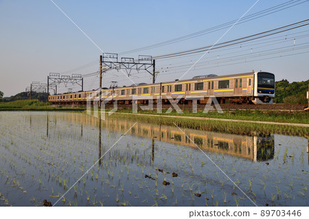 209系總武本線各站停靠的水鏡稻田和電車 209系總武本線各站停靠的水鏡稻田和電車 89703446