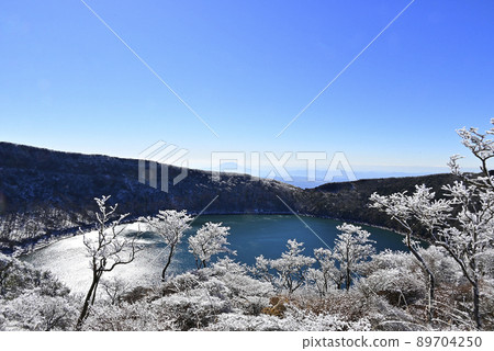 從白雪皚皚的大波池看櫻島 89704250