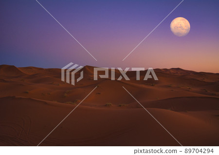 燃燒的撒哈拉沙漠和月球合成 燃燒的撒哈拉沙漠和月球合成 89704294